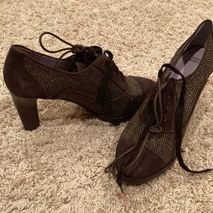 Johnston & Murphy, size 8.5 med.